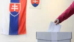 žena vhadzuje hlasovací lístok do volebnej urny