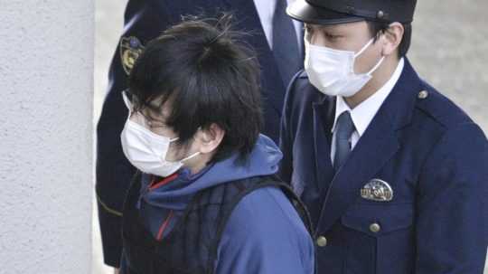 Podozrivého - Tecuju Jamagamiho - z vraždy expremiéra Šinzóa Abeho eskortujú na policajnú stanicu.