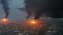 Ilustračná snímka požiaru po výbuchu v čínskej chemickej továrni.