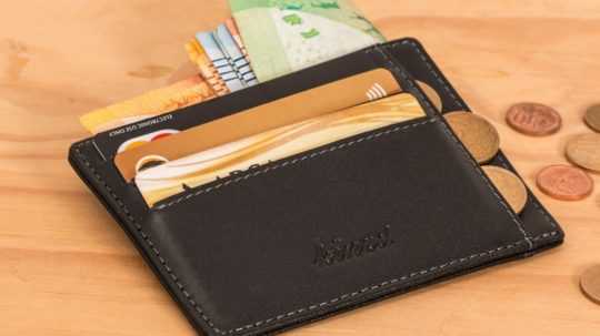 Peňaženka s kartami, bankovkami a mincami.