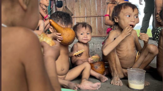Na snímke deti z brazílskeho kmeňa