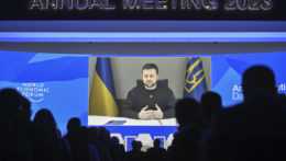 Ukrajinský prezident Volodymyr Zelenskyj počas prejavu na obrazovke prostredníctvom videokonferencie na výročnom zasadnutí Svetového ekonomického fóra (WEF) v davoskom kongresovom centre vo švajčiarskom Davose.
