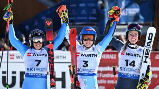 Na snímke americká lyžiarka Mikaela Shiffrinová (uprostred) sa stala víťazkou obrovského slalomu na MS v alpskom lyžovaní.