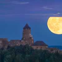 Mesiac v splne vychÃƒÂ¡dzajÃƒÂºci nad hradom Ã„Â½ubovÃ…Âˆa na vÃƒÂ½chodnom Slovensku.