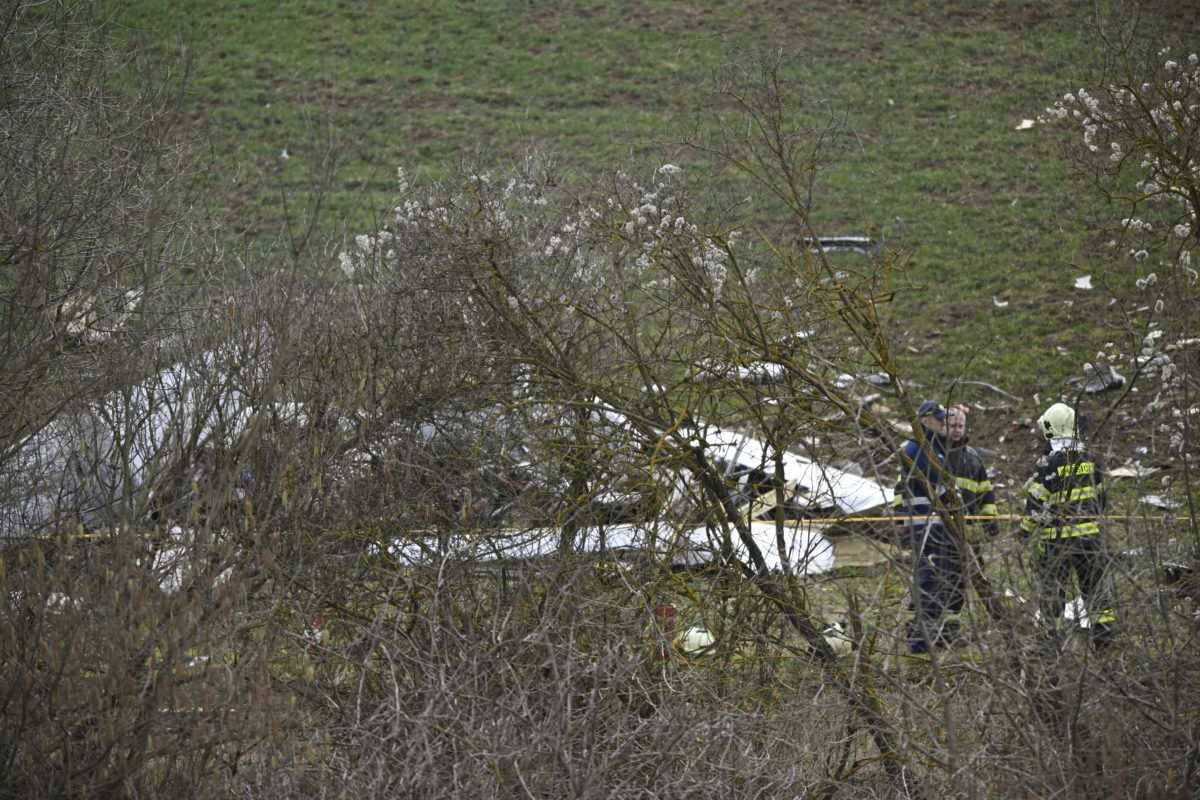Na snÃƒÂ­mke trosky lietadla na mieste leteckej nehody pri TrenÃ„ÂÃƒÂ­ne.