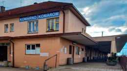 Komárňanská železničná stanica.