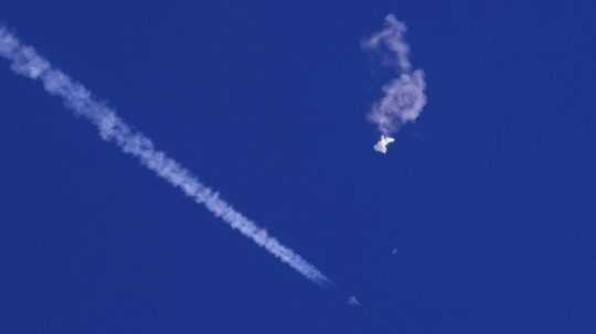 Pozostatky čínskeho balónu sa pohybujú nad Atlantickým oceánom.