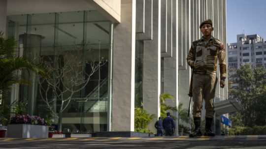 Ozbrojený člen bezpečnostnej služby stojí pred budovou, v ktorej sídli redakcia britskej stanice BBC 15. februára 2023 v Bombaji.