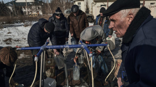 Miestni obyvatelia si naberajú vodu v meste Bachmut v Doneckej oblasti na východe Ukrajiny v pondelok 20. februára 2023.