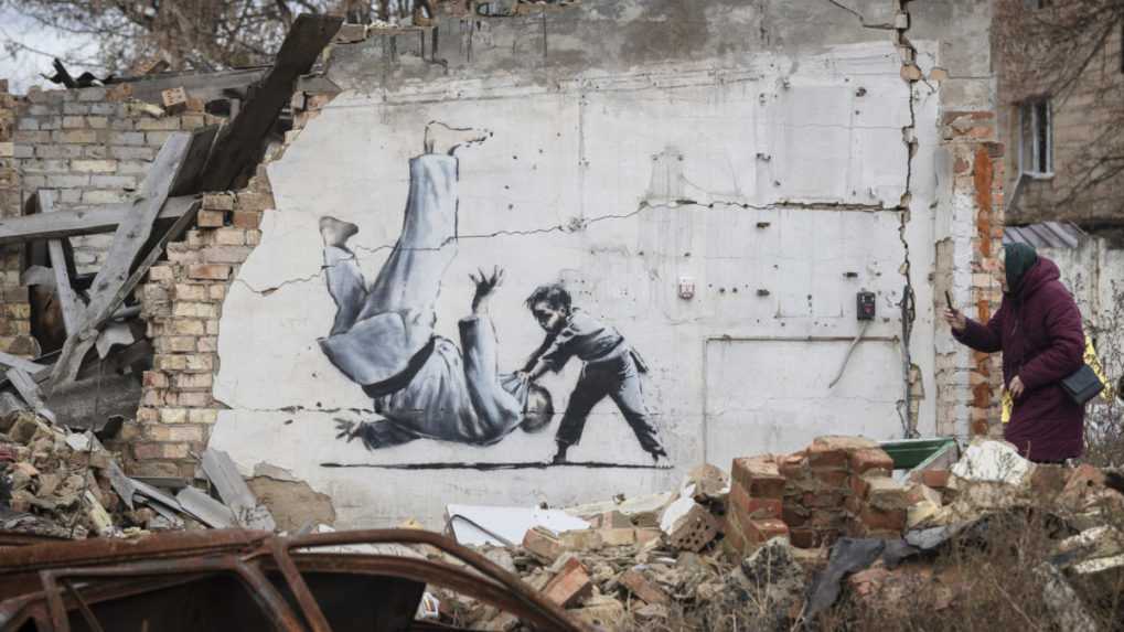 Ukrajina vydala na výročie vojny poštovú známku s Banksyho maľbou