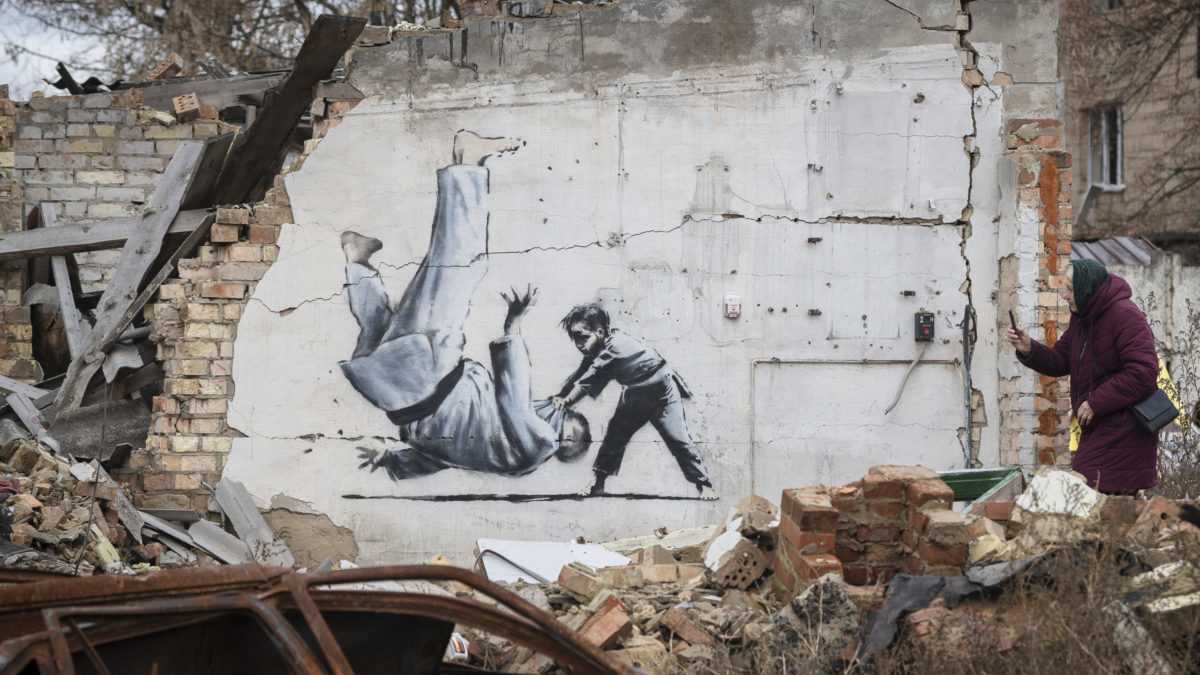 Dielo britskÃƒÂ©ho streetartovÃƒÂ©ho umelca Banksyho na budove poÃ…Â¡kodenej ostreÃ„Â¾ovanÃƒÂ­m v meste BoroÃ„Âanka.