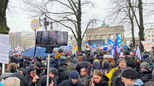Najmenej 10 000 ľudí sa zhromaždilo v Berlíne pred Brandenburskou bránou.