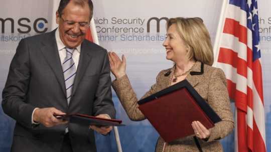 Americká exministerka zahraničných vecí Hillary Clintonová (vpravo) a šéf ruskej diplomacie Sergej Lavrov (vľavo) si 5. februára 2011 v Mníchove vymenili dokumenty o ratifikácii zmluvy Nový START.