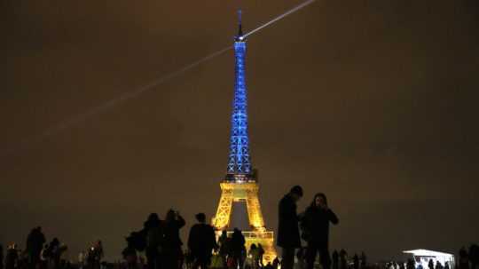 Na snímke Eiffelova veža je vysvietená v ukrajinských farbách.