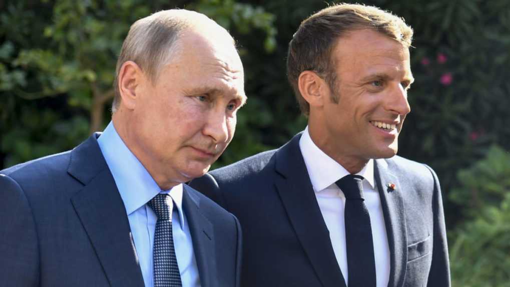 Macron by mohol Putinovi odobrať najvyššie francúzske vyznamenanie