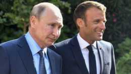 Na archívnej snímke francúzsky prezident Emmanuel Macron (vpravo) a ruským prezidentom Vladimirom Putinom.