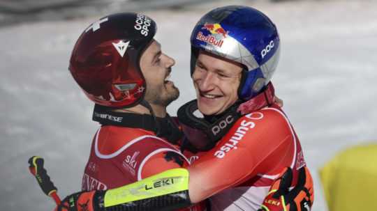 Na snímke švajčiarski lyžiari Marco Odermatt (vpravo) a Loic Meillard.