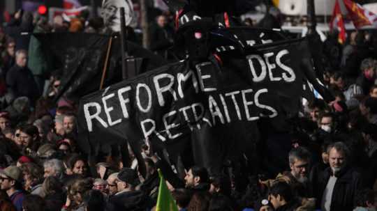 Demonštranti pochodujú počas demonštrácie proti reforme dôchodkového systému v Paríži 16. februára 2023.