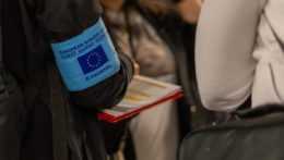 Ilustračná snímka pásky na ruke príslušníka agentúry Frontex.
