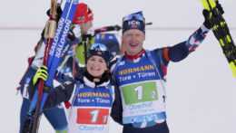Nórski biatlonisti Marte Olsbuová Röiselandová a Johannes Thingnes Bö.