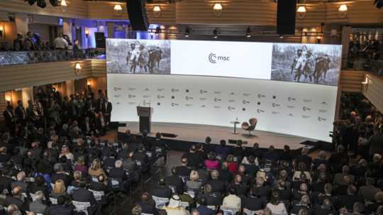 Fotografie vojny na Ukrajine na obrazovkách počas otvorenia 59. Mníchovskej bezpečnostnej konferencie v Mníchove.