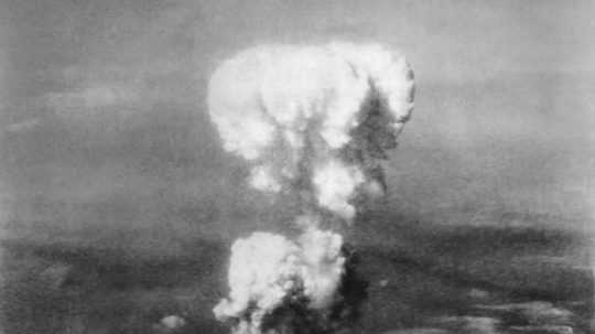 Na snímke atomový hríb nad Hirošimou po dopade Little Boy.