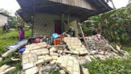Na snímke zničený dom po zemetrasení v Jayapure v hlavnom meste indonézskej provincie Západná Papua 9. februára 2023.