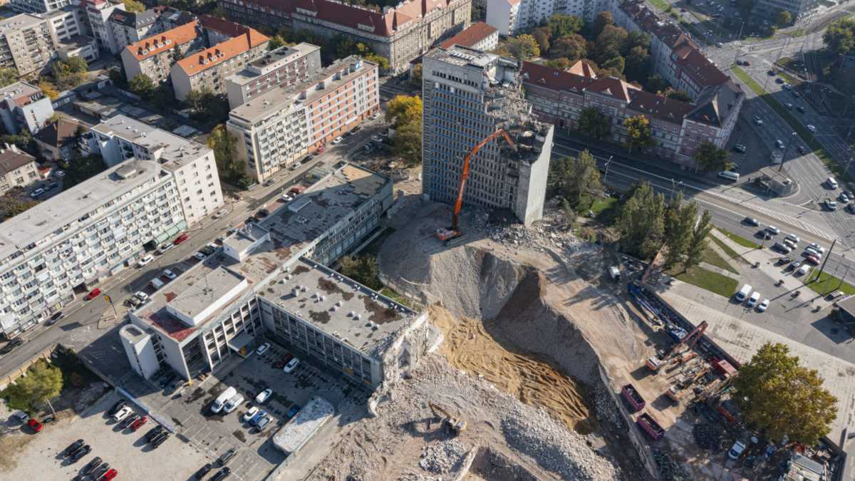 Na snÃƒÂ­mke z dronu bÃƒÂºranie vÃƒÂ½Ã…Â¡kovej budovy Istropolisu v Bratislave.