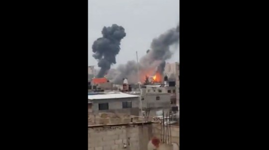 Snímka z videa z útoku na Izrael.