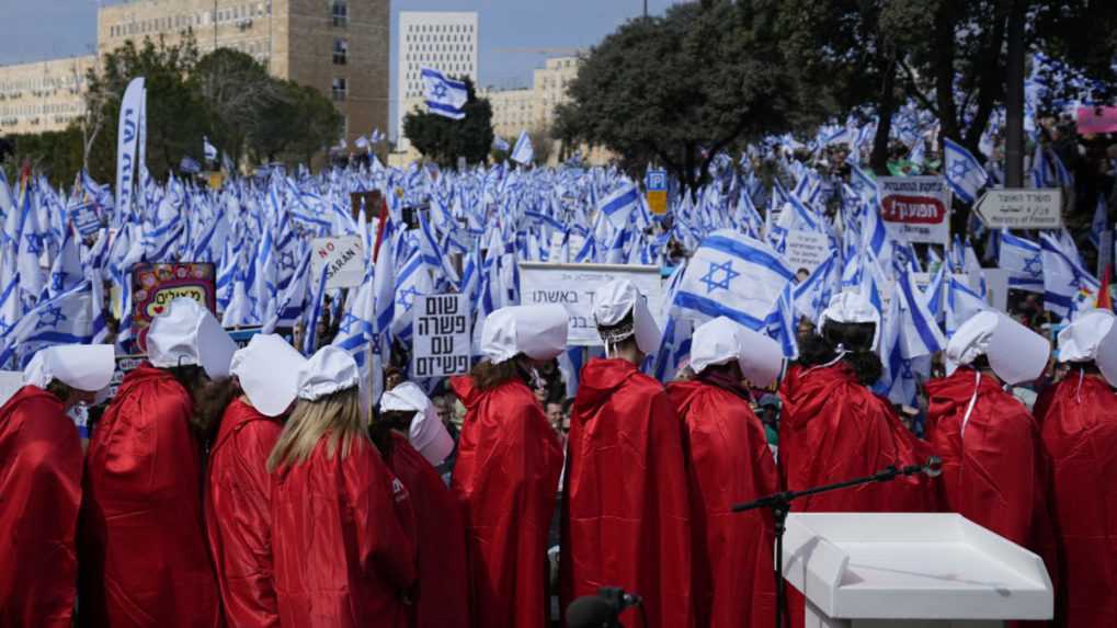 Izraelskí demonštranti protestujú pred izraelským parlamentom.