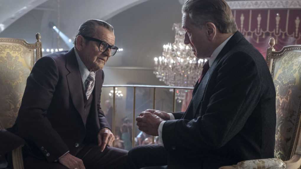 Na snímke herci Joe Pesci (vľavo) a Robert De Niro počas scény z filmu The Irishman.