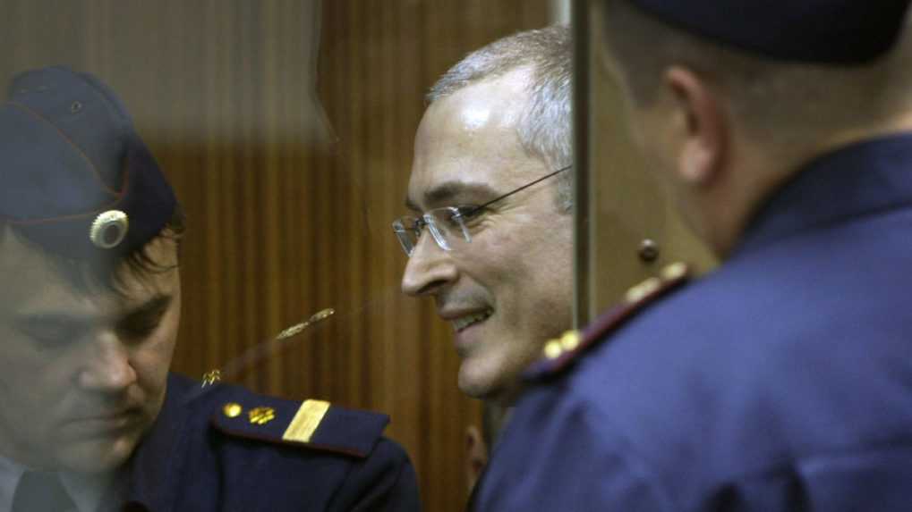 Bývalý ropný magnát Michail Chodorkovskij za sklenenou stenou počas súdneho procesu v Moskve.