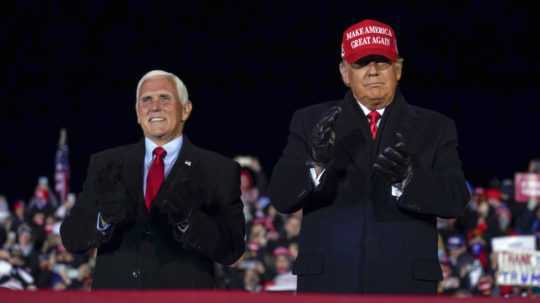 Bývalý americký prezident Donald Trump (vpravo) a jeho bývalý viceprezident Mike Pence.