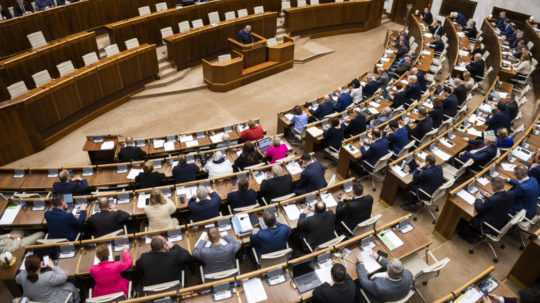 Na snímke poslanci počas hlasovania na 83. schôdzi parlamentu v Bratislave v piatok 17. februára 2023.