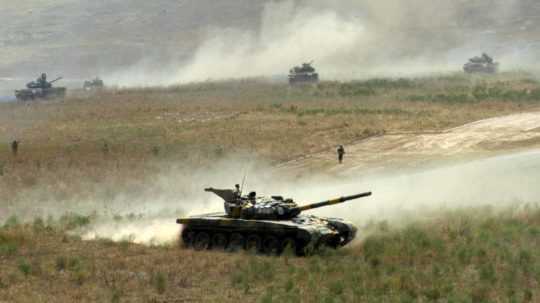 Tanky počas arménskych vojenských manévrov v Karabachu.