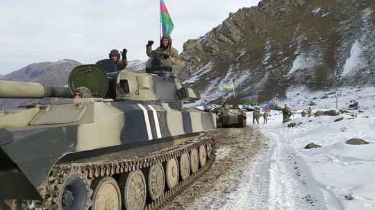 Azerbajdžanskí vojaci sedia v tanku na ceste v azerbajdžanskom okrese Kalbadžar, v samozvanom regióne Náhorný Karabach.