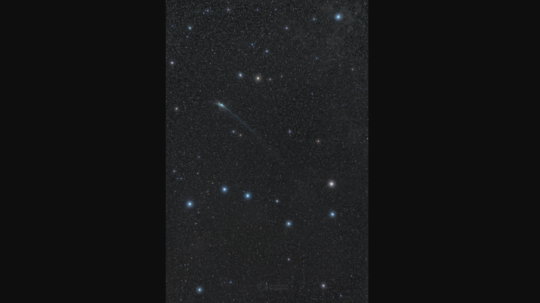 Kométa ZTF bola odfotografovaná medzi dvoma vozmi, pričom mala iónový chvost, ktorý sa tiahol viac ako 10 stupňov. Snímka vznikla vo Vysokých Tatrách.