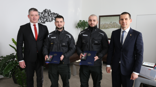 Na snímke sú ocenení policajti, dočasne poverený minister vnútra Roman Mikulec a viceprezident policajného zboru Štefan Hamran.
