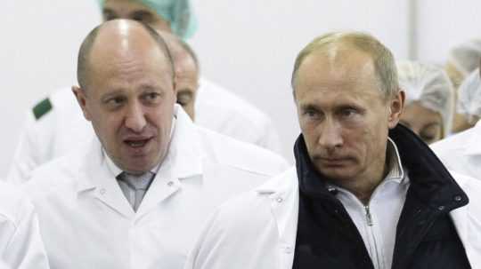 Na archívnej snímke z 20. septembra 2010 ruský podnikateľ Jevgenij Prigožin (vľavo) a ruský prezident Vladimir Putin.