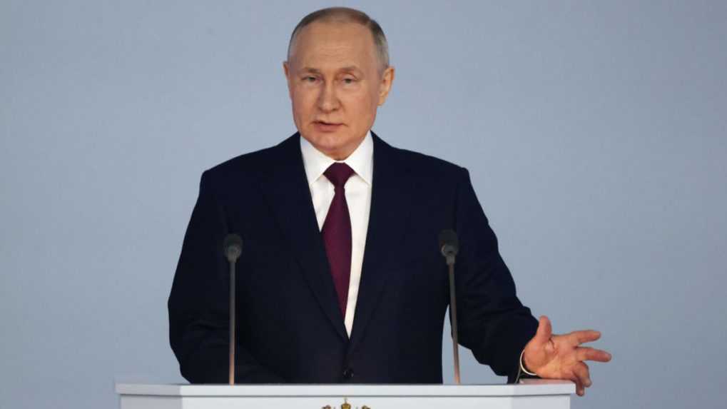 Putin pred výročím invázie Ukrajiny opäť obvinil Západ. Netradične použil aj termín „vojna“