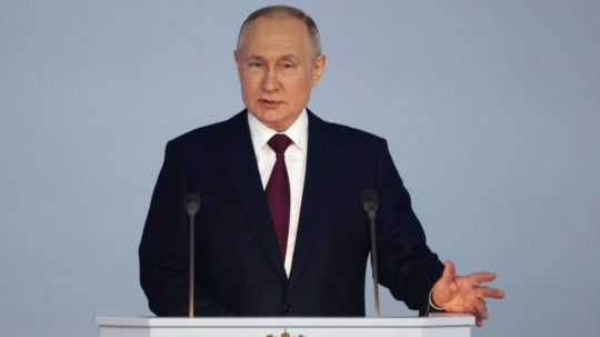 Ruský prezident Vladimir Putin vystupuje s prejavom o stave krajiny pred oboma komorami parlamentu v Moskve v utorok 21. februára 2023.