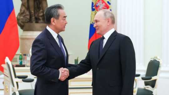 Vedúci ústrednej komisie Komunistickej strany Číny pre zahraničné vzťahy Wang I (vľavo) a ruský prezident Vladimir Putin počas stretnutia v Moskve v stredu 22. februára 2023.