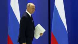 Ruský prezident Vladimir Putin prichádza, aby vystúpil s prejavom o stave krajiny pred oboma komorami parlamentu v Moskve v utorok 21. februára 2023.