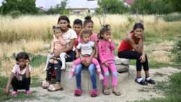 Na ilustračnej snímke rómske deti.