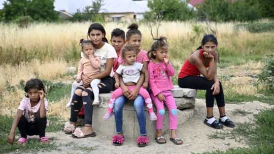 Na ilustračnej snímke rómske deti.