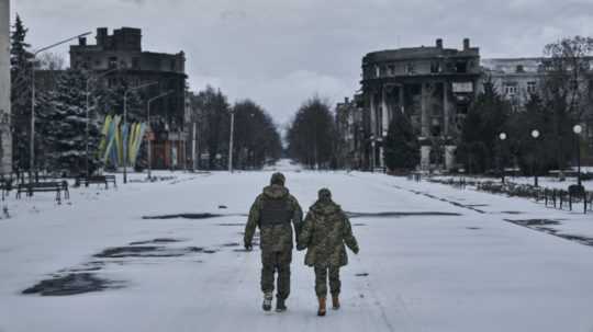 Ukrajinskí vojaci kráčajú po ulici v meste Bachmut v Doneckej oblasti na východe Ukrajiny v nedeľu 12. februára 2023.