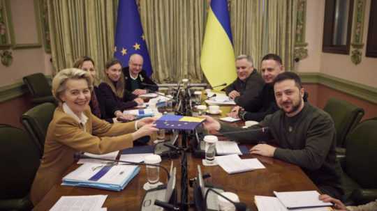 Na snímke vľavo predsedníčka Európskej komisie (EK) Ursula von der Leyenová a vpravo ukrajinský prezident Volodymyr Zelenskyj.