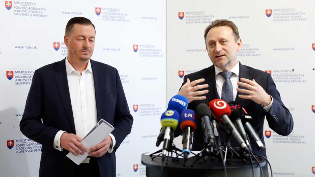 Na snímke vpravo dočasne poverený minister pôdohospodárstva Samuel Vlčan a generálny riaditeľ Pôdohospodárskej platobnej agentúry Jozef Kiss.