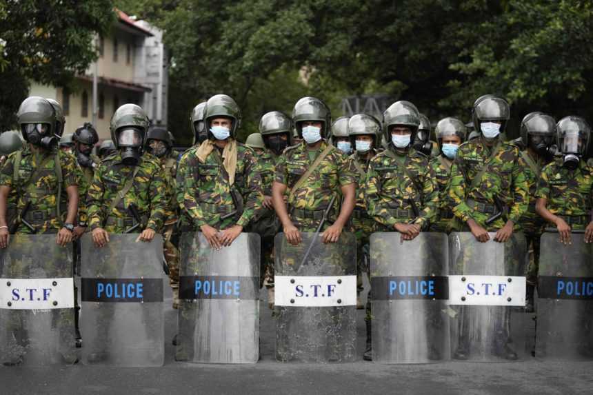 Na snímke kordón policajtov pred prezidentským úradom v Kolombe na Srí Lanke.