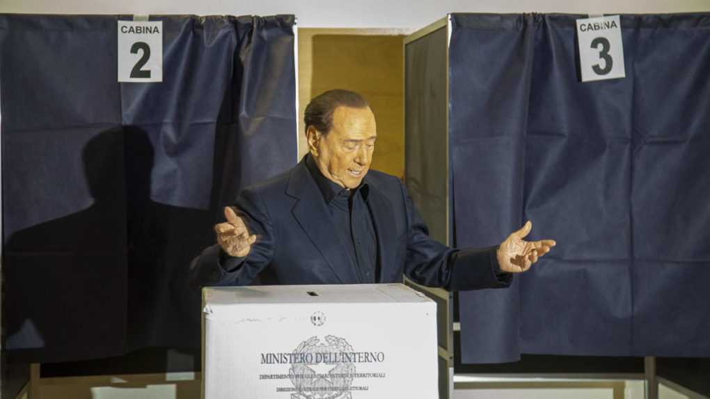 Súd oslobodil Berlusconiho v kauze korupcie svedkov vo veci večierkov bunga-bunga